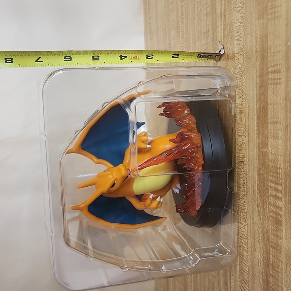 Charizard Figure with Flames - Picture 4 of 4